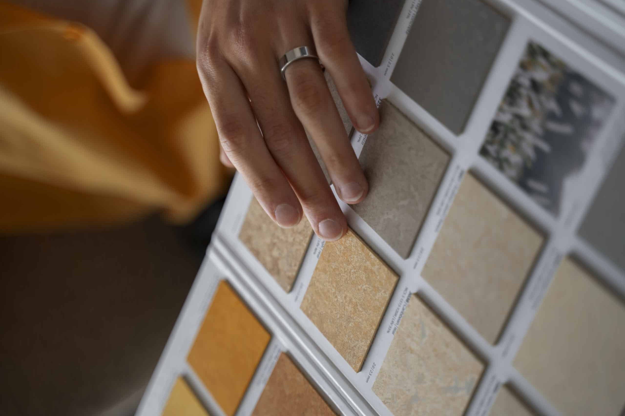 פלטת צבעים בהירים ויד שבוחרת צבע